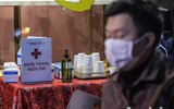 Người dân Hà Nội bịt khẩu trang phòng virus Corona mua vàng
